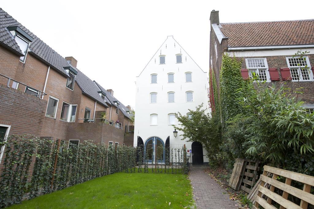Canal Garden I By Vgw * Utrecht